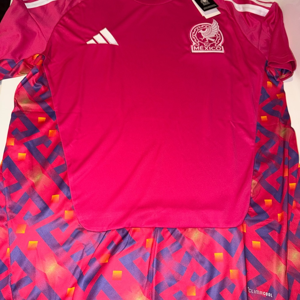 Mexico Vibrant Pink Soccer Jersey size xl